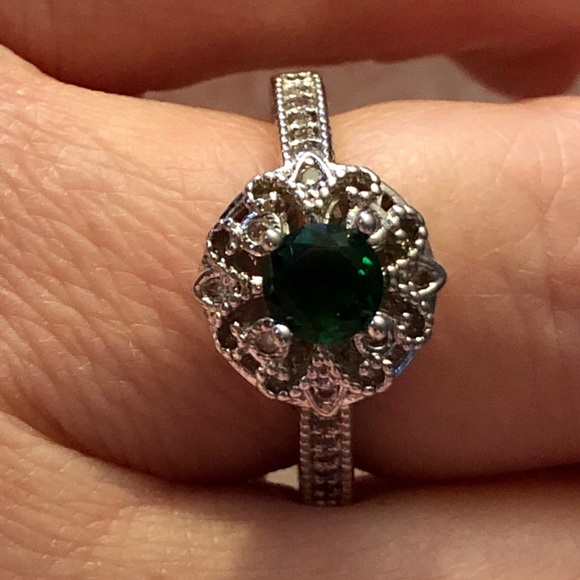 Silvertone sparkling CZ & green stone ring, size 9 - Picture 2 of 6